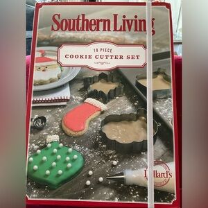 Southern Living Christmas Cutter Set w/Icing Bags and Tips